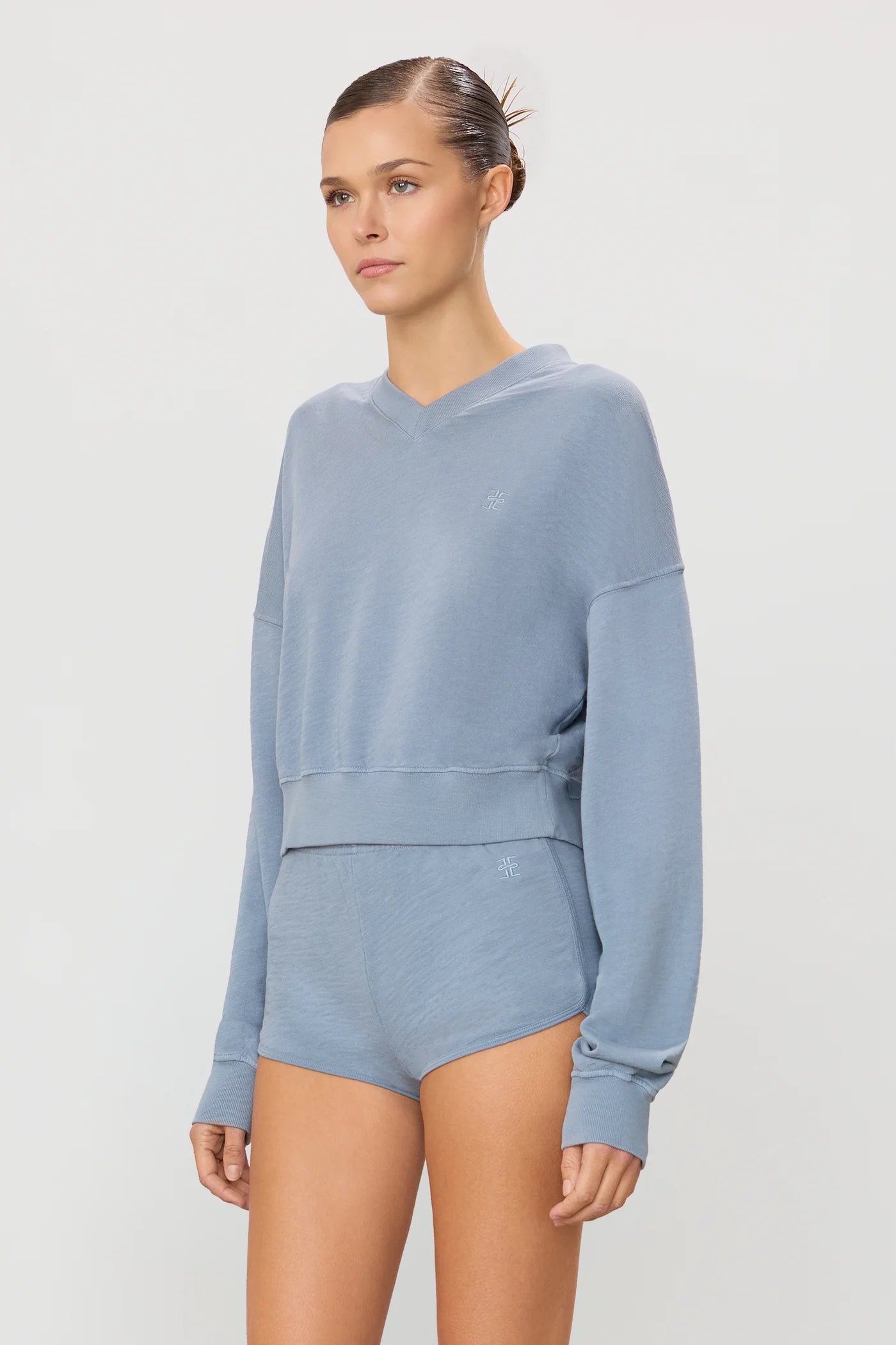 CROPPED V-NECK SWEATSHIRT