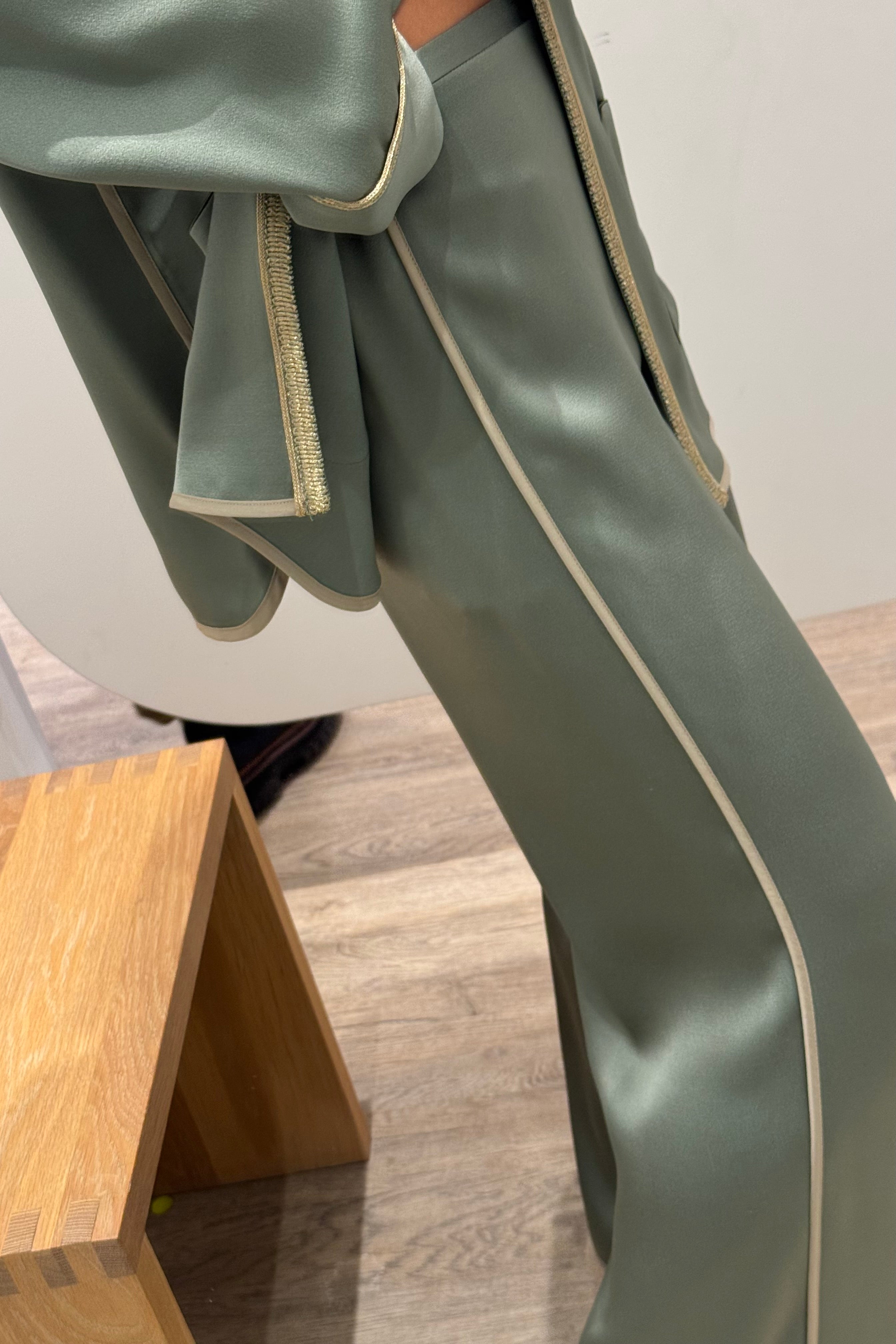 ENVERS SHINY SATIN CROPPED PANTS