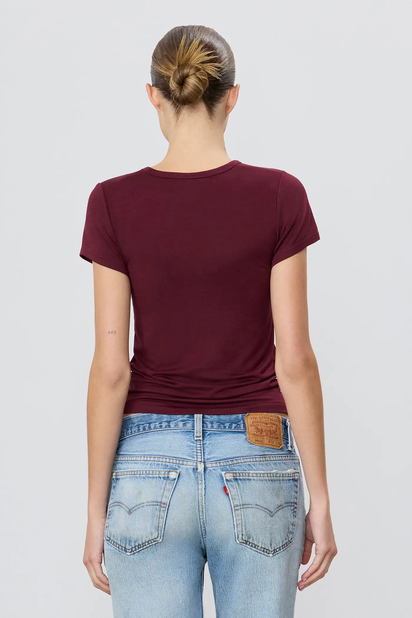 FITTED CREWNECK SHORT SLEEVE T-SHIRT