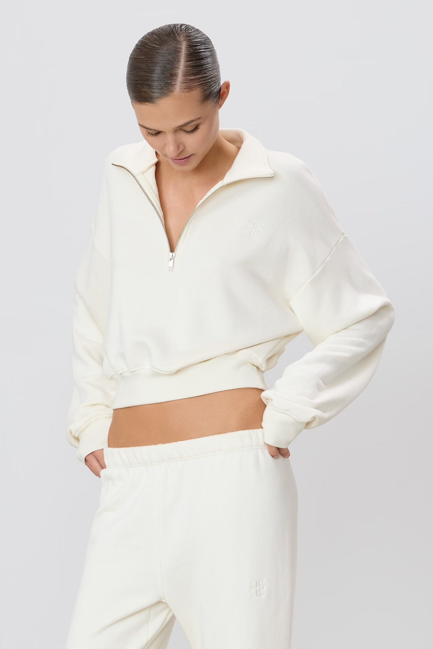 CROPPED HALF-ZIP SWEATSHIRT