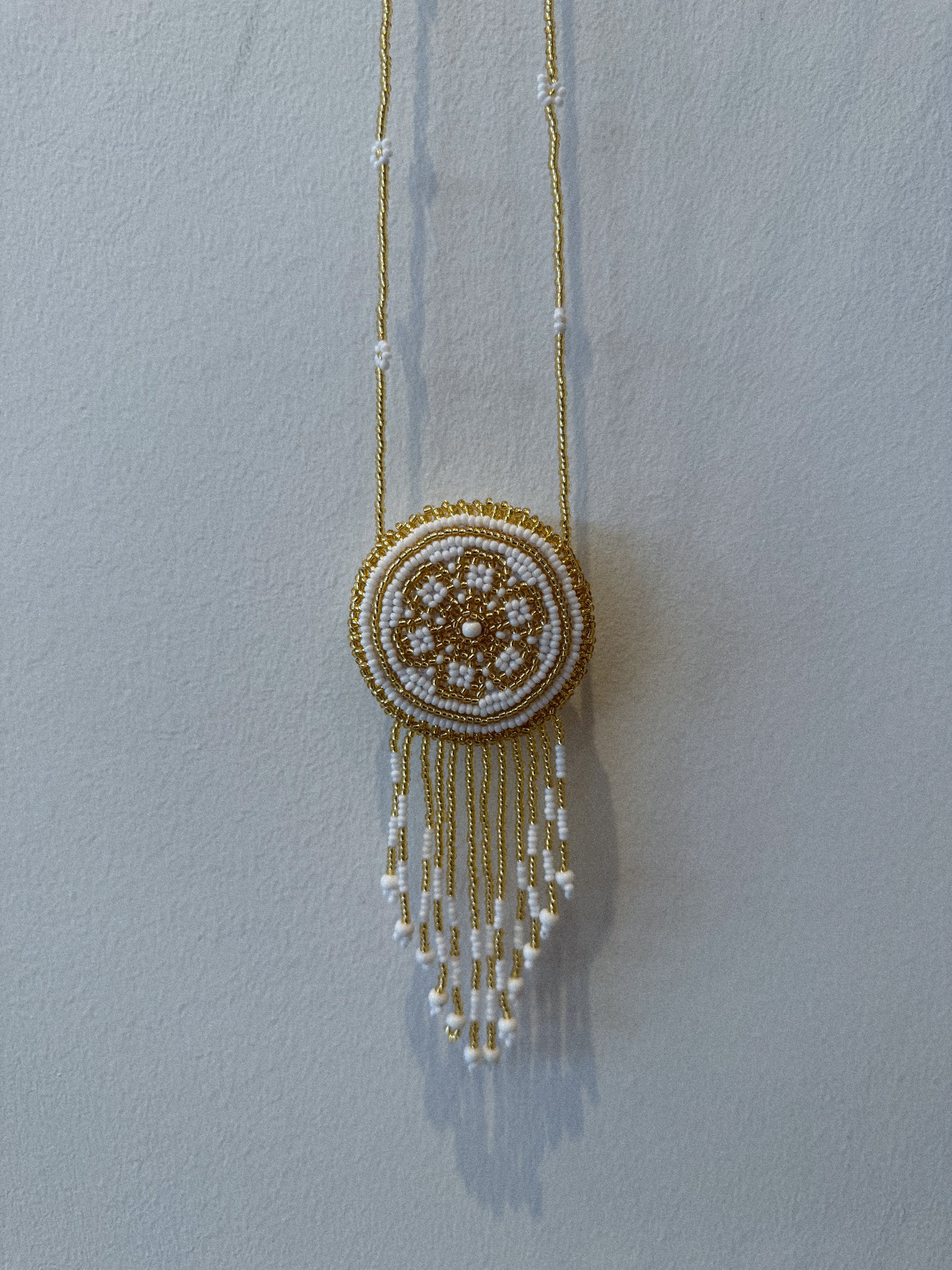 BEADED MEDALLION NECKLACE IN WHITE & GOLD
