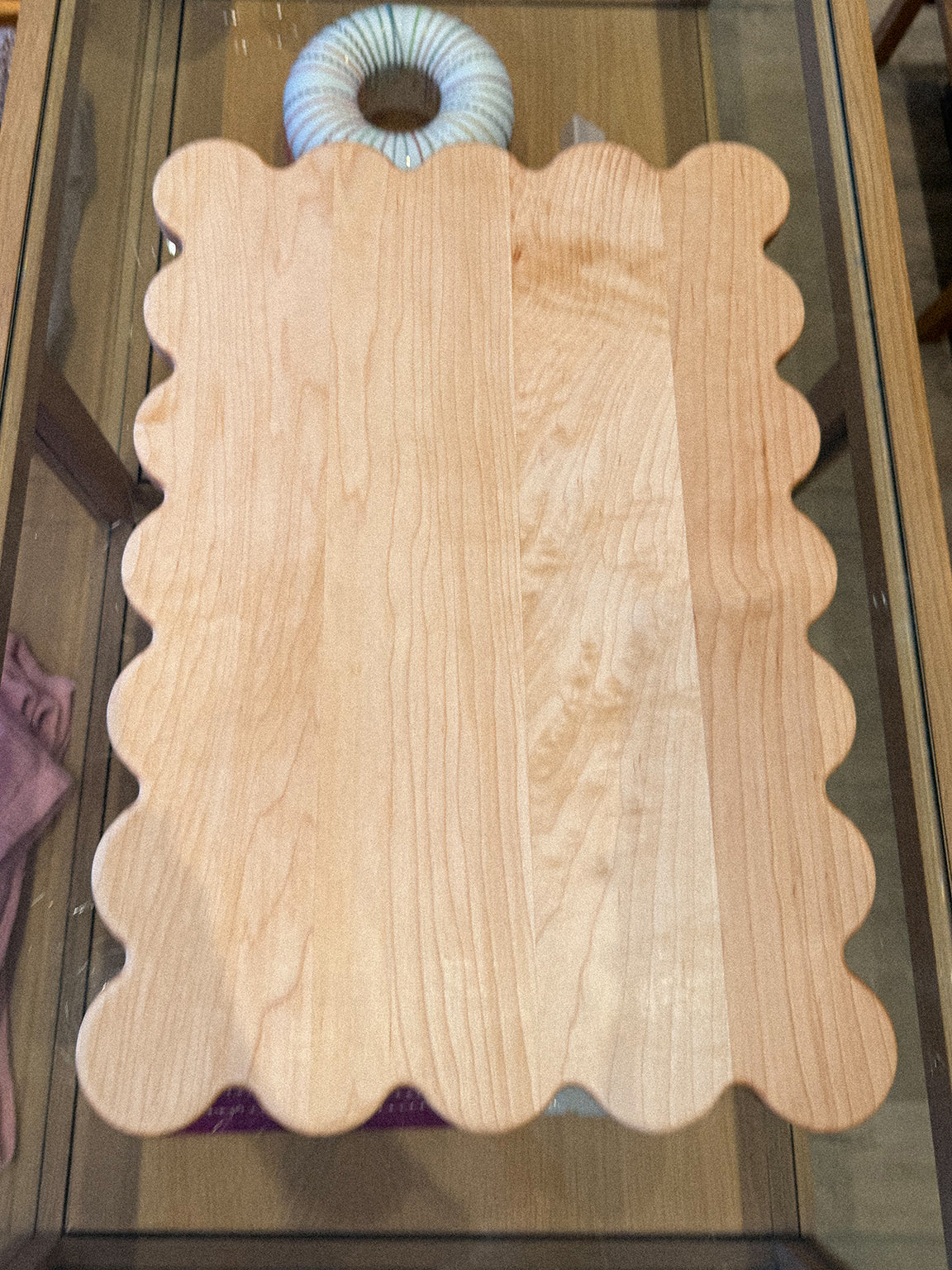 SCALLOPED SERVING BOARD IN WALNUT