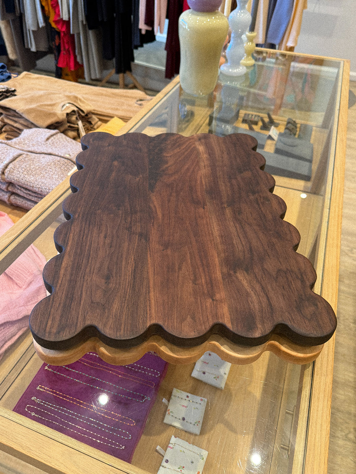 SCALLOPED SERVING BOARD IN WALNUT