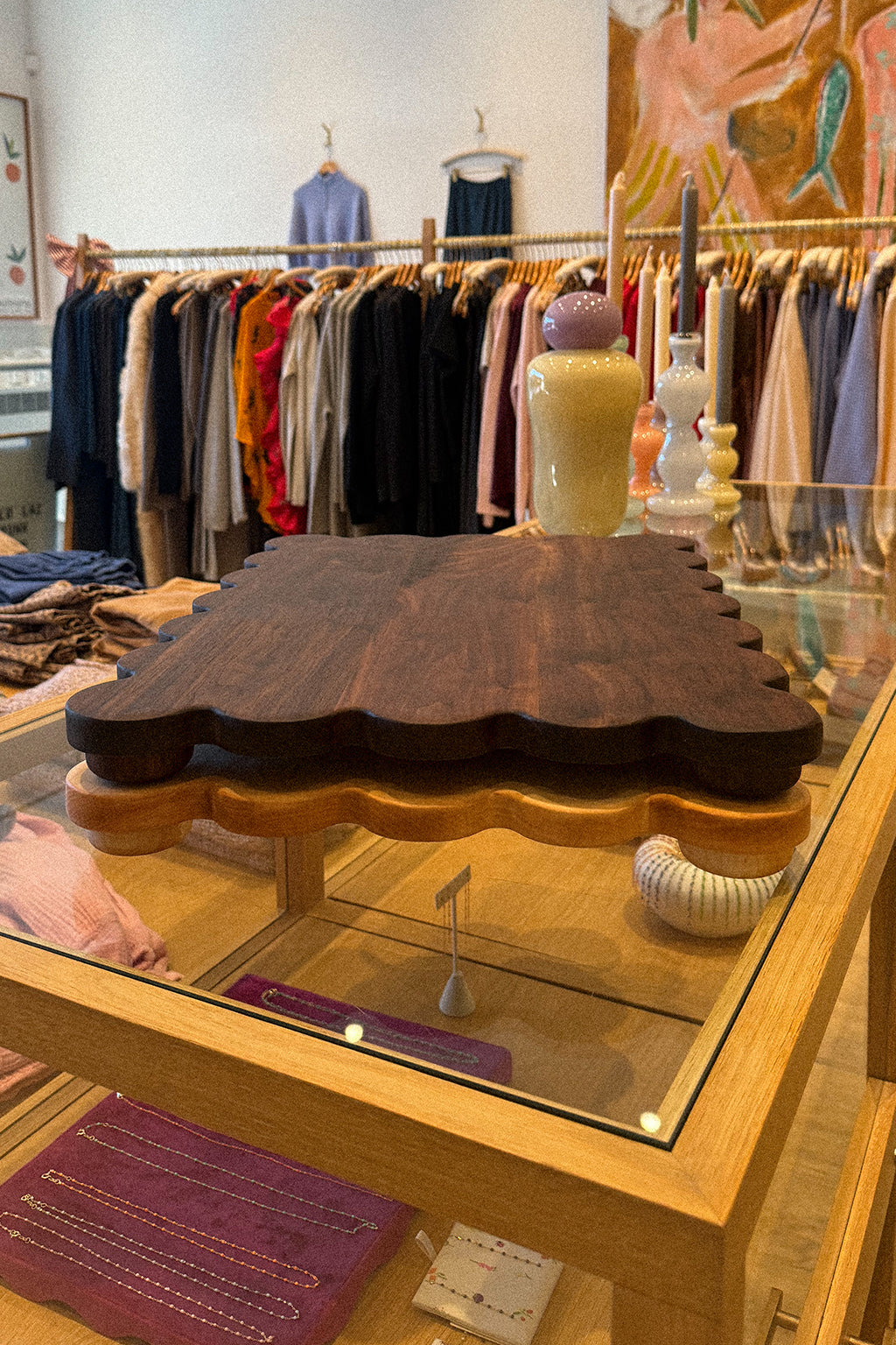 SCALLOPED SERVING BOARD IN WALNUT