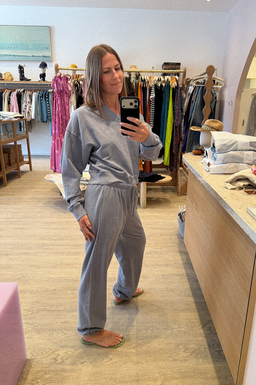 CROPPED V-NECK SWEATSHIRT
