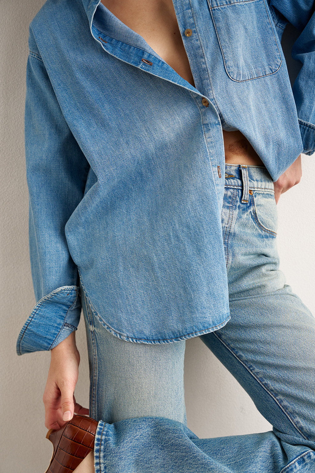 THE ESSENTIAL DENIM SHIRT