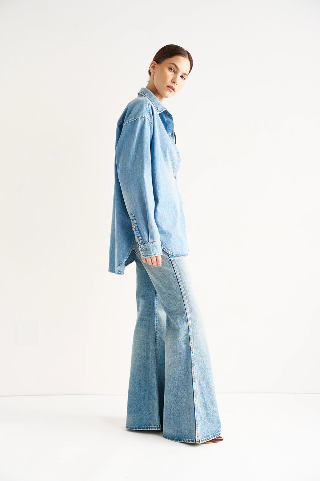 THE ESSENTIAL DENIM SHIRT