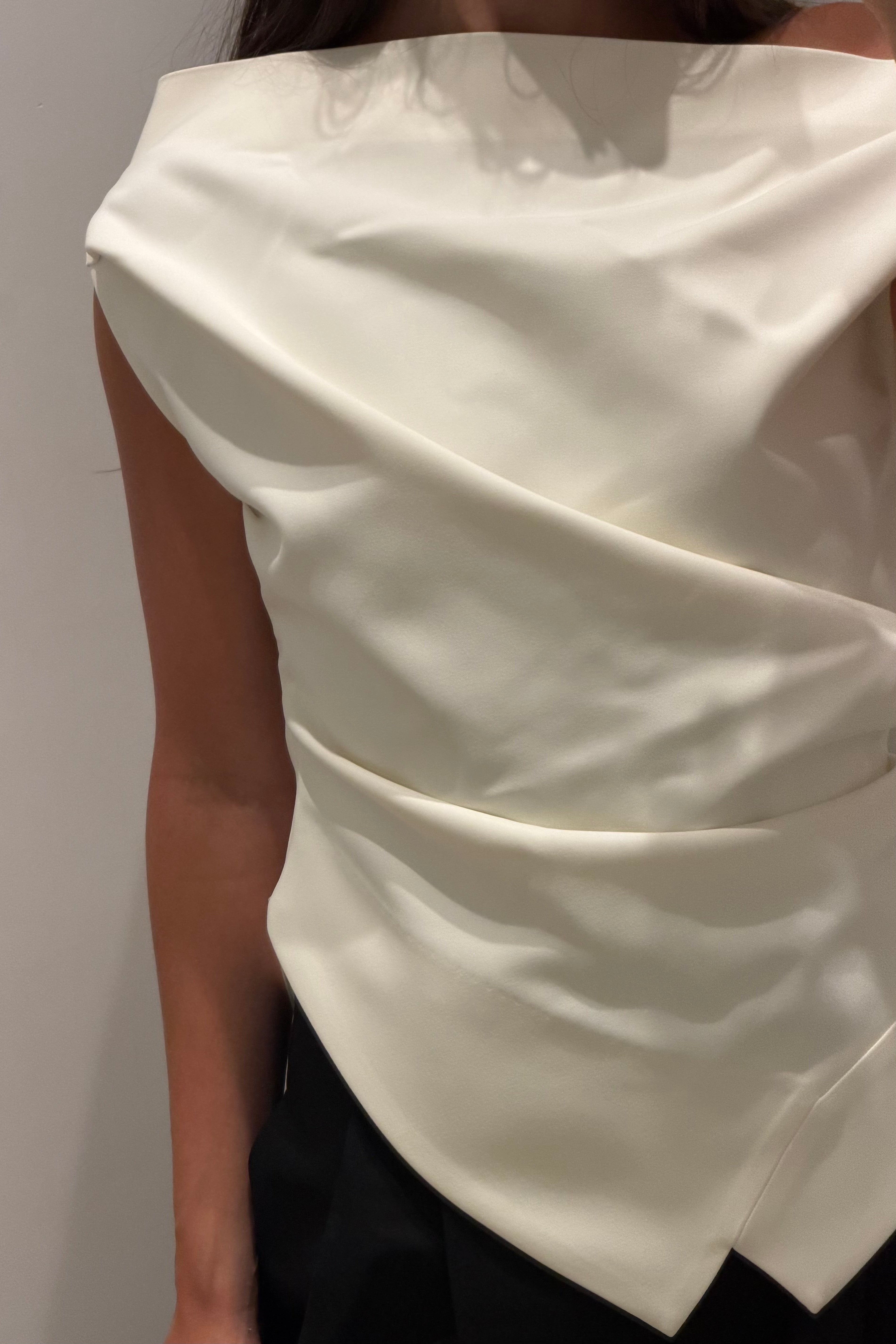 OFF THE SHOULDER LAPEL TOP