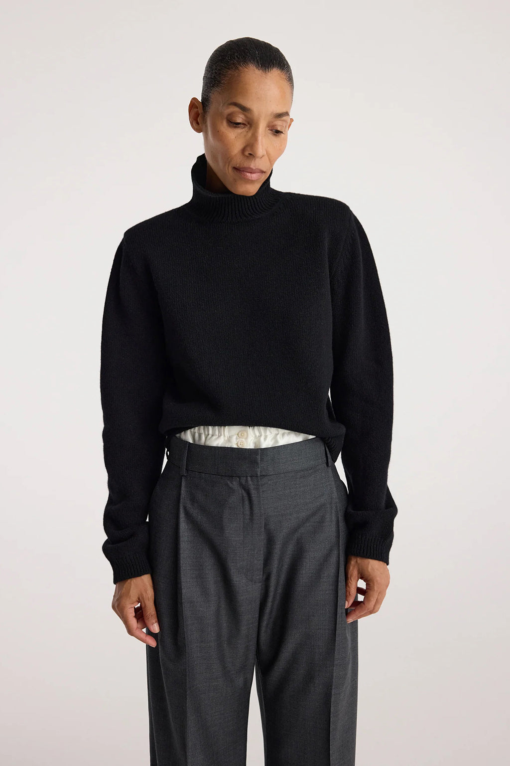 STATEMENT SHOULDER TURTLENECK SWEATER