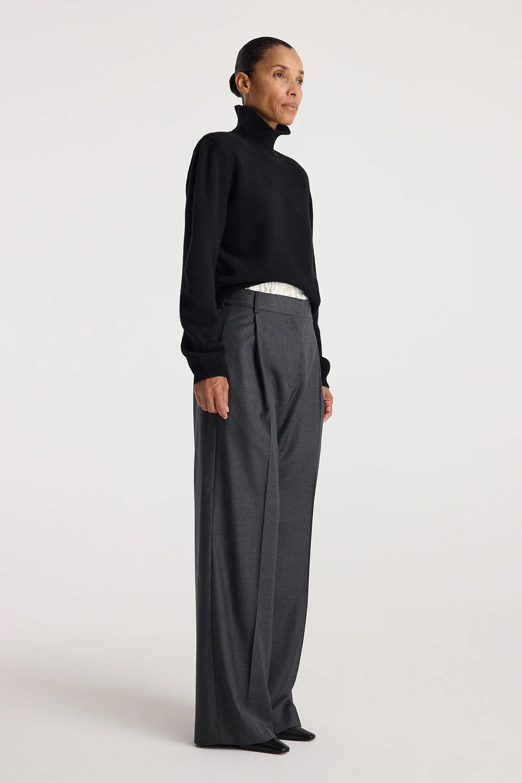 STATEMENT SHOULDER TURTLENECK SWEATER