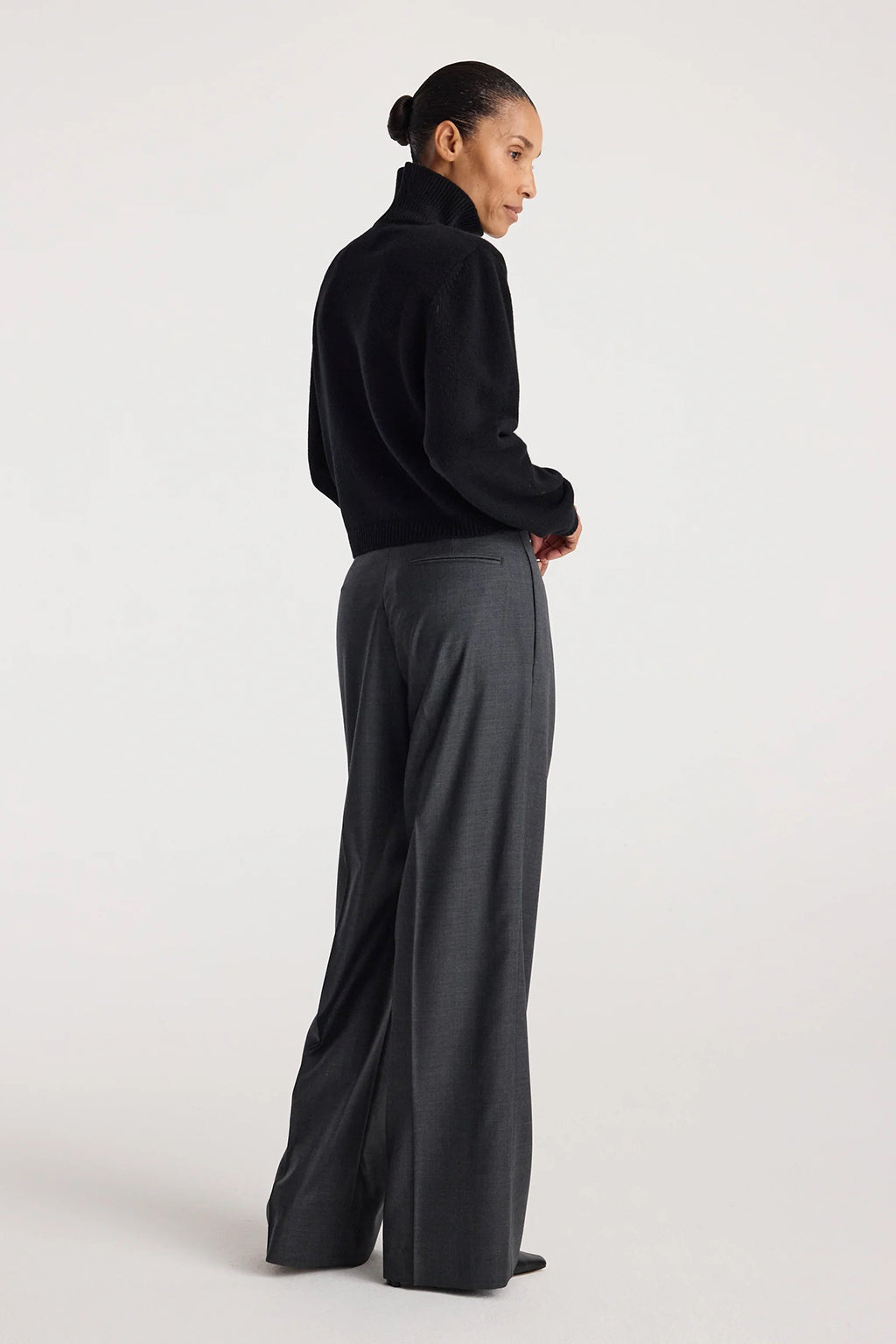 STATEMENT SHOULDER TURTLENECK SWEATER