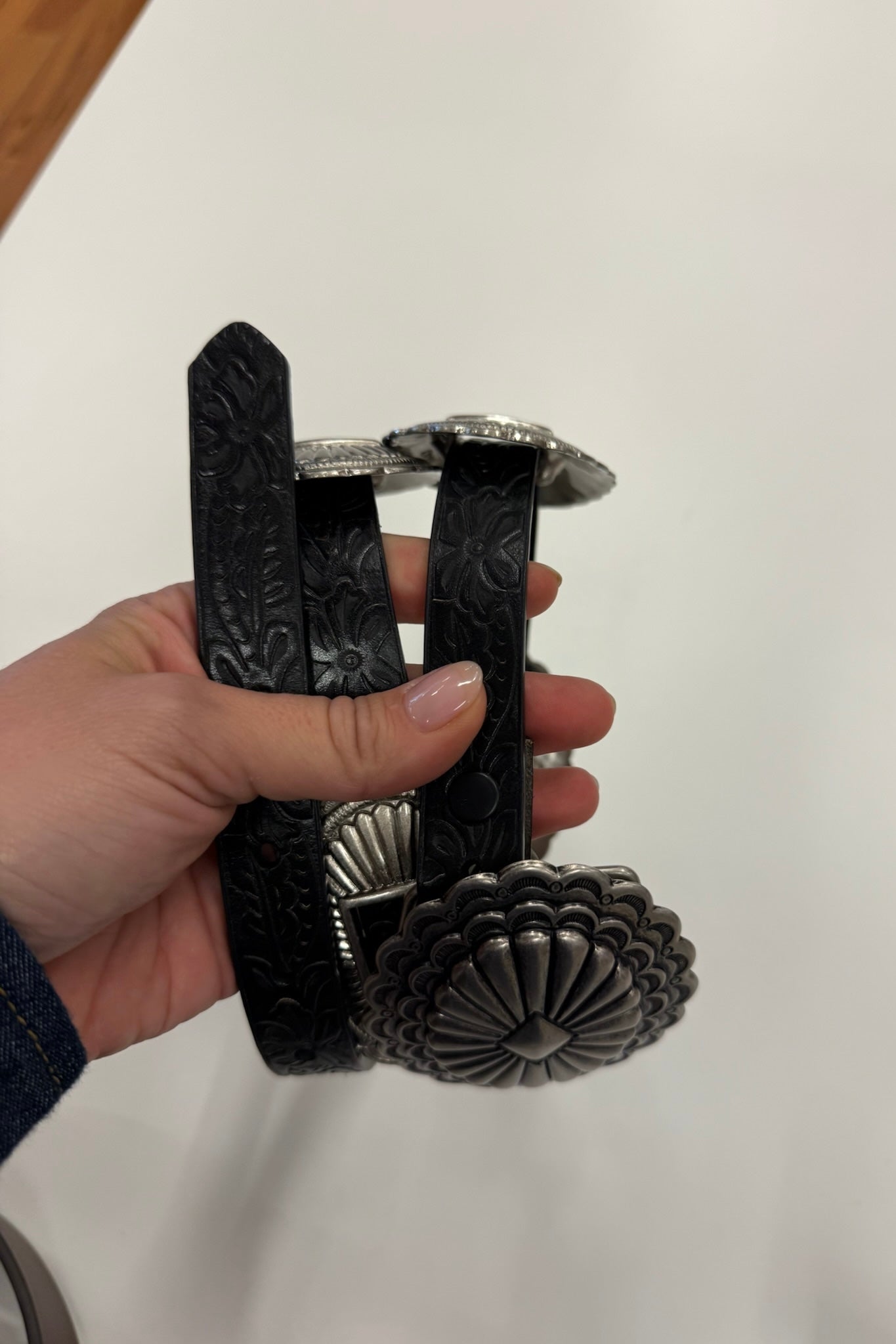 THE TOOLED LEATHER CONCHO BELT