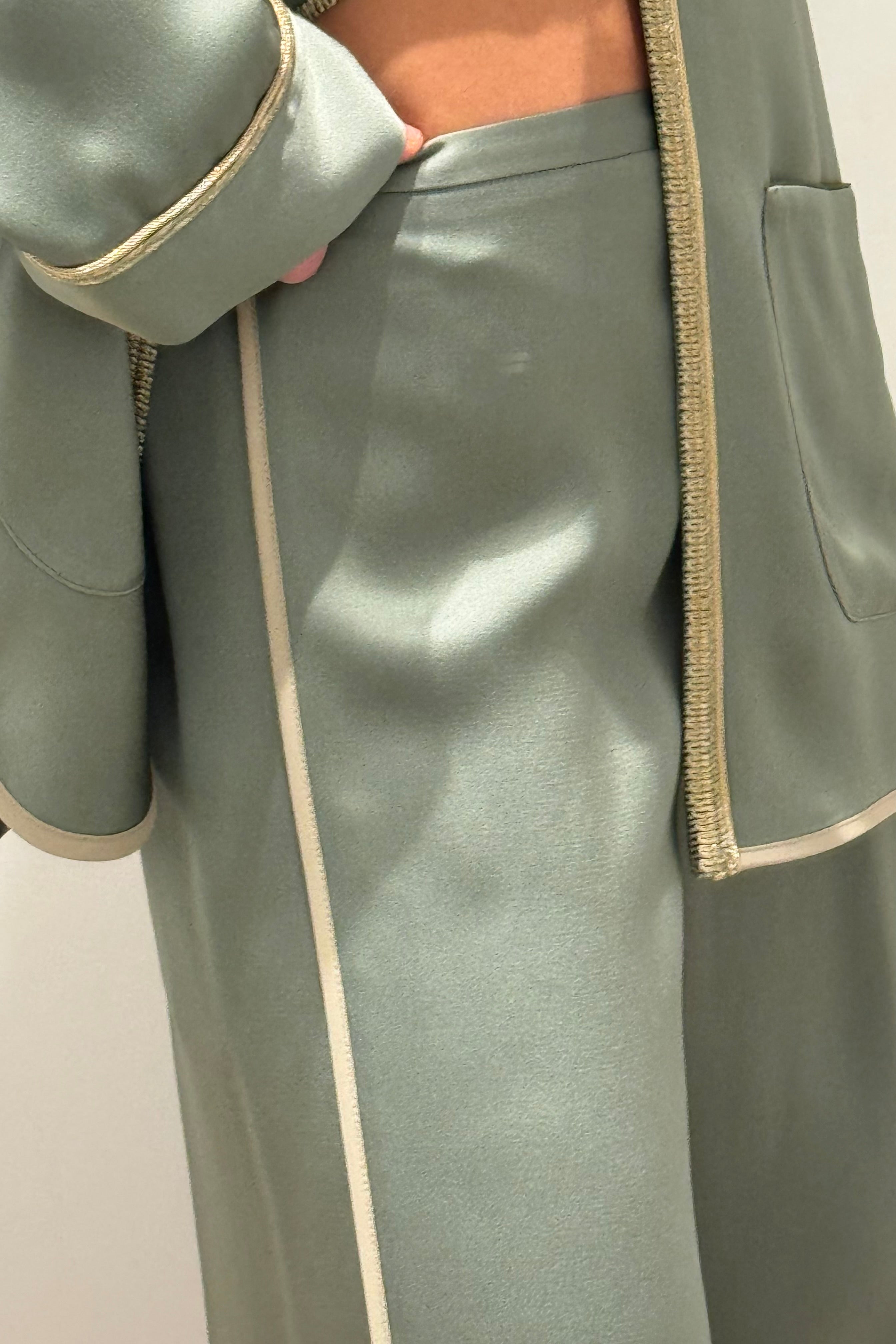 ENVERS SHINY SATIN CROPPED PANTS