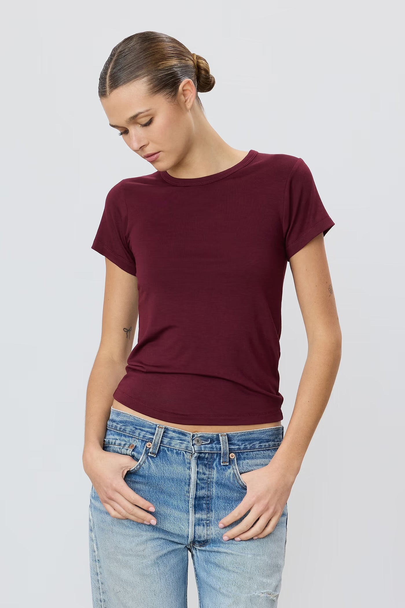 FITTED CREWNECK SHORT SLEEVE T-SHIRT