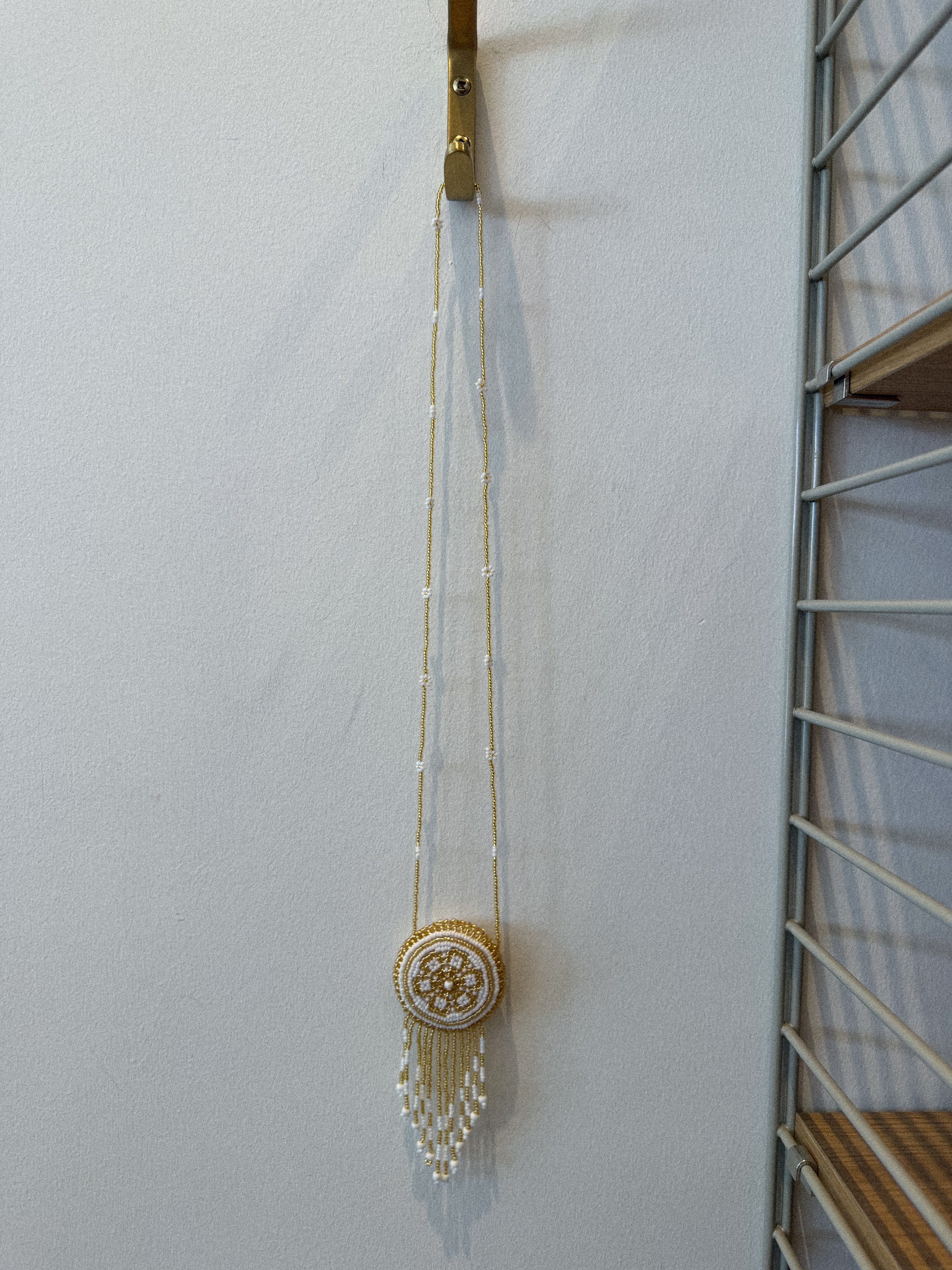 BEADED MEDALLION NECKLACE IN WHITE & GOLD
