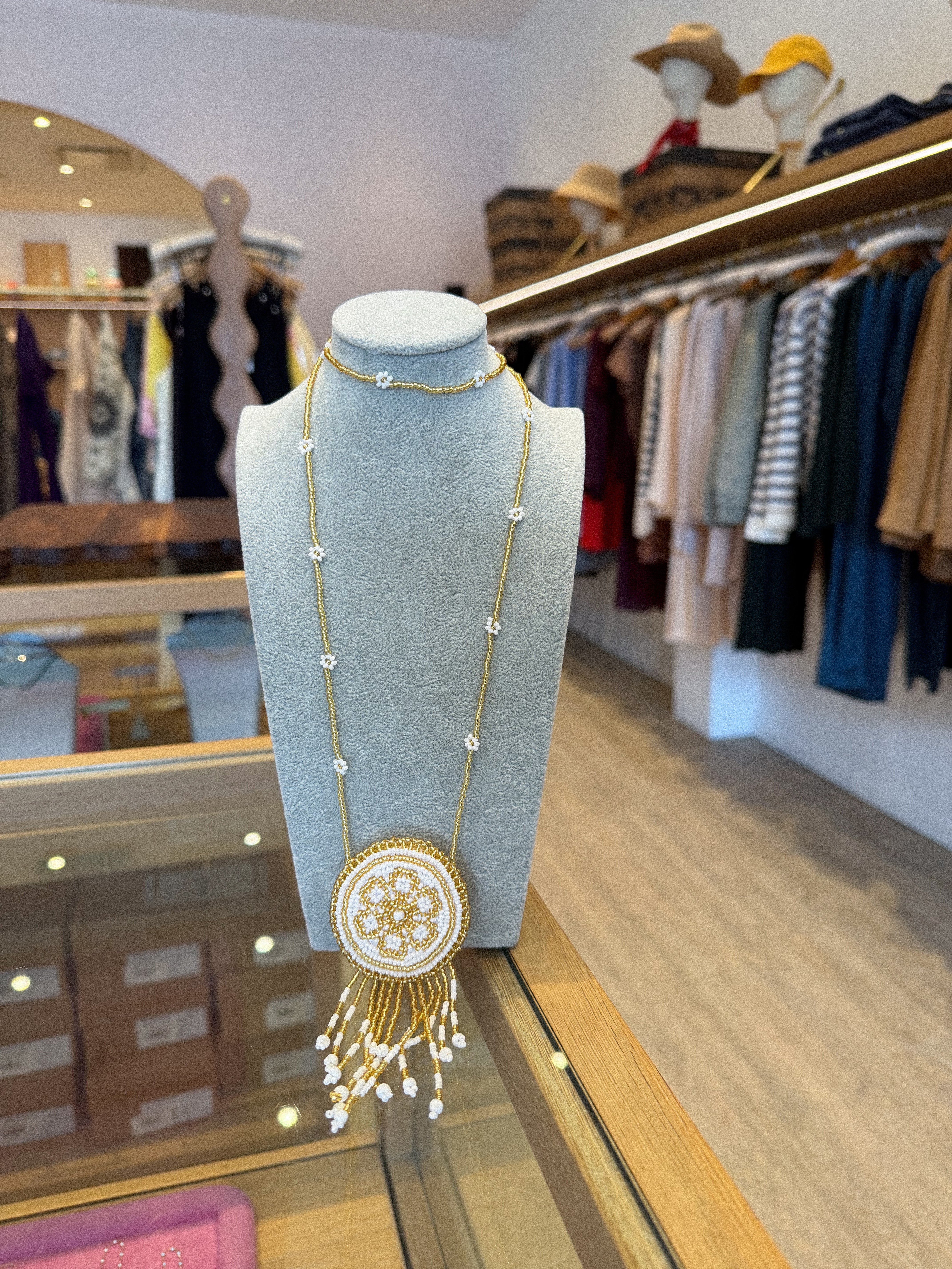 BEADED MEDALLION NECKLACE IN WHITE & GOLD