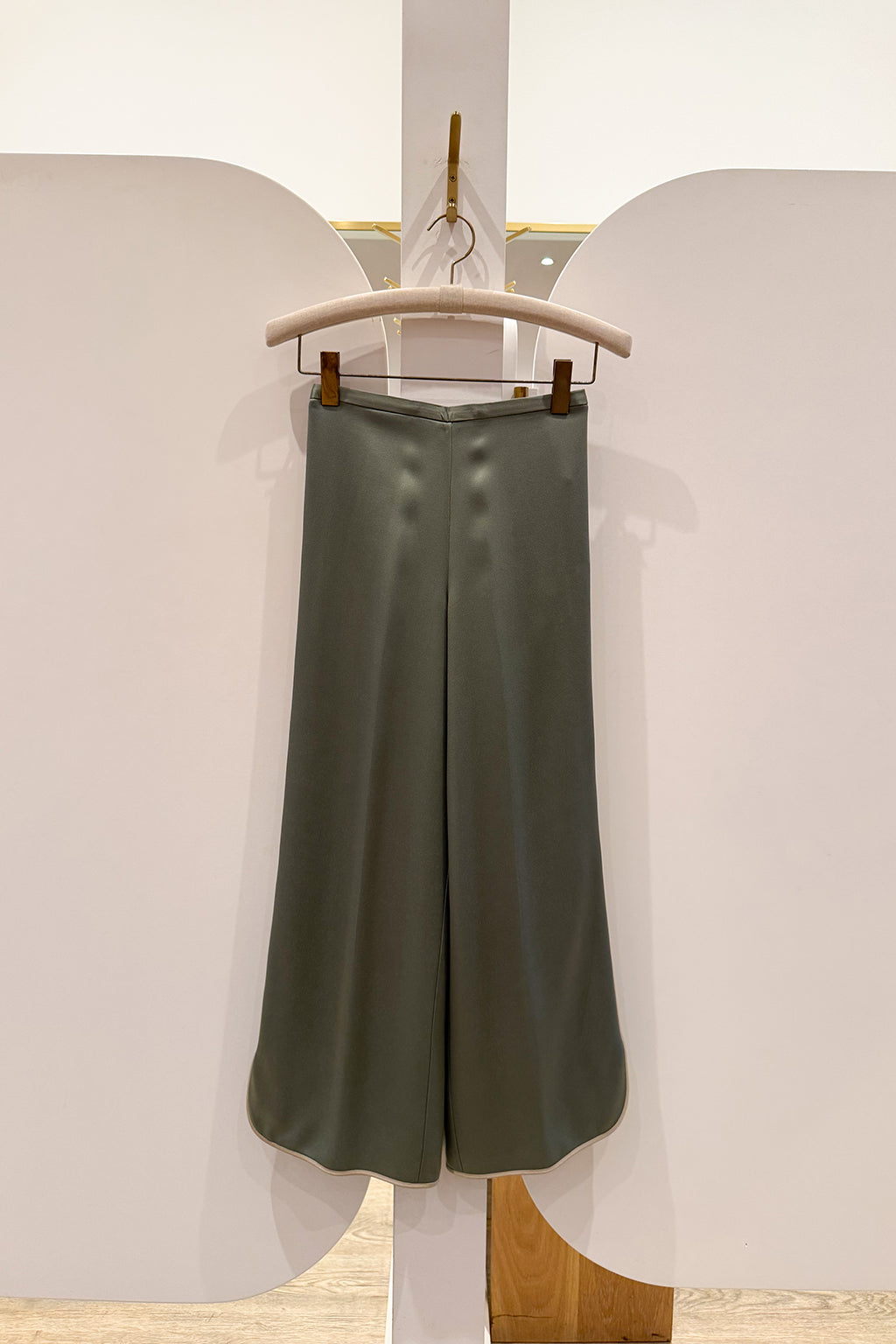 ENVERS SHINY SATIN CROPPED PANTS