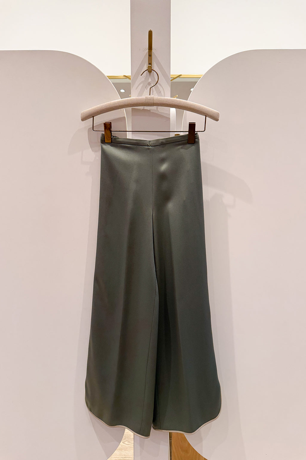 ENVERS SHINY SATIN CROPPED PANTS