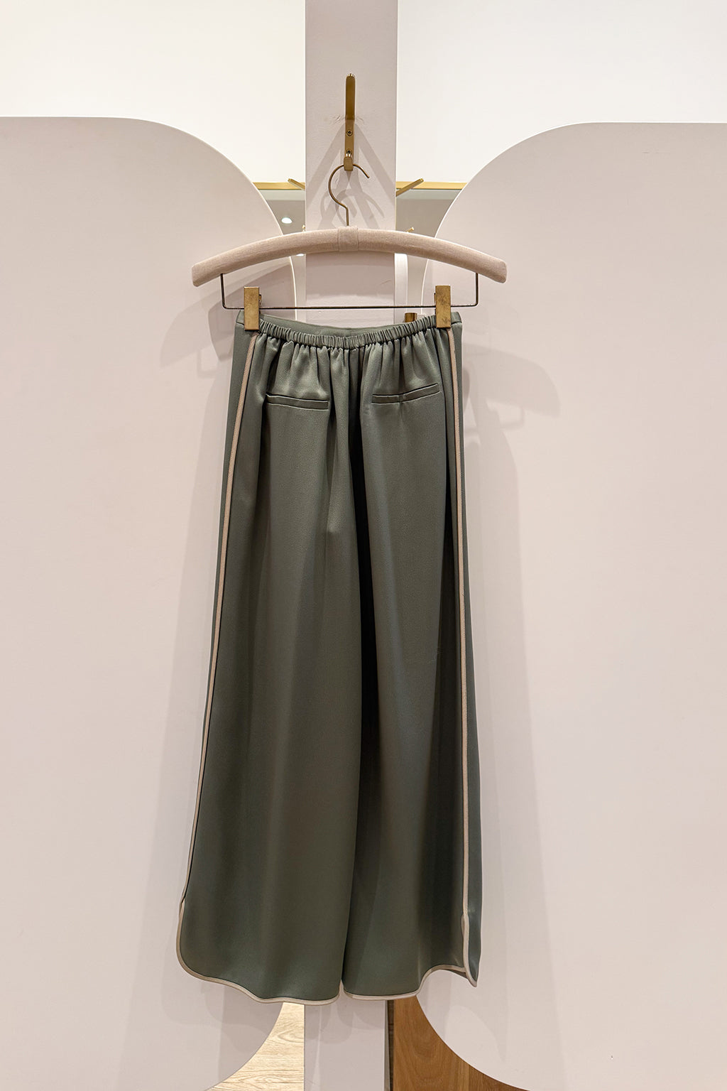 ENVERS SHINY SATIN CROPPED PANTS
