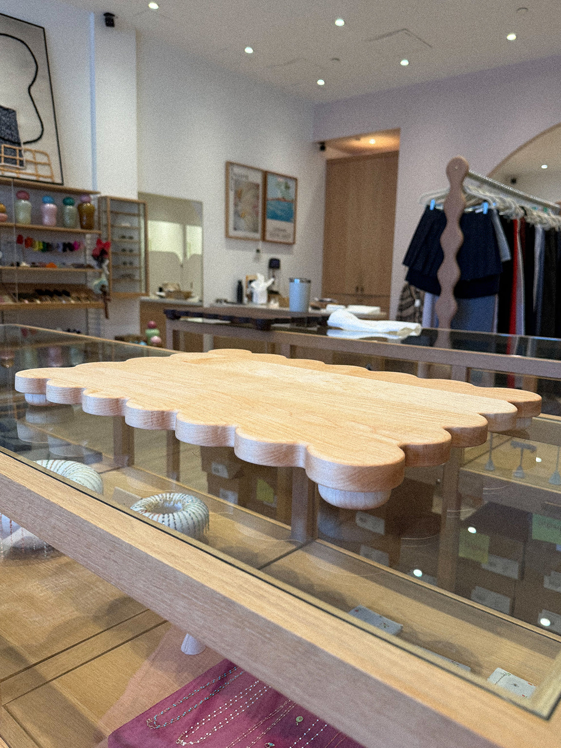 SCALLOPED SERVING BOARD IN WALNUT