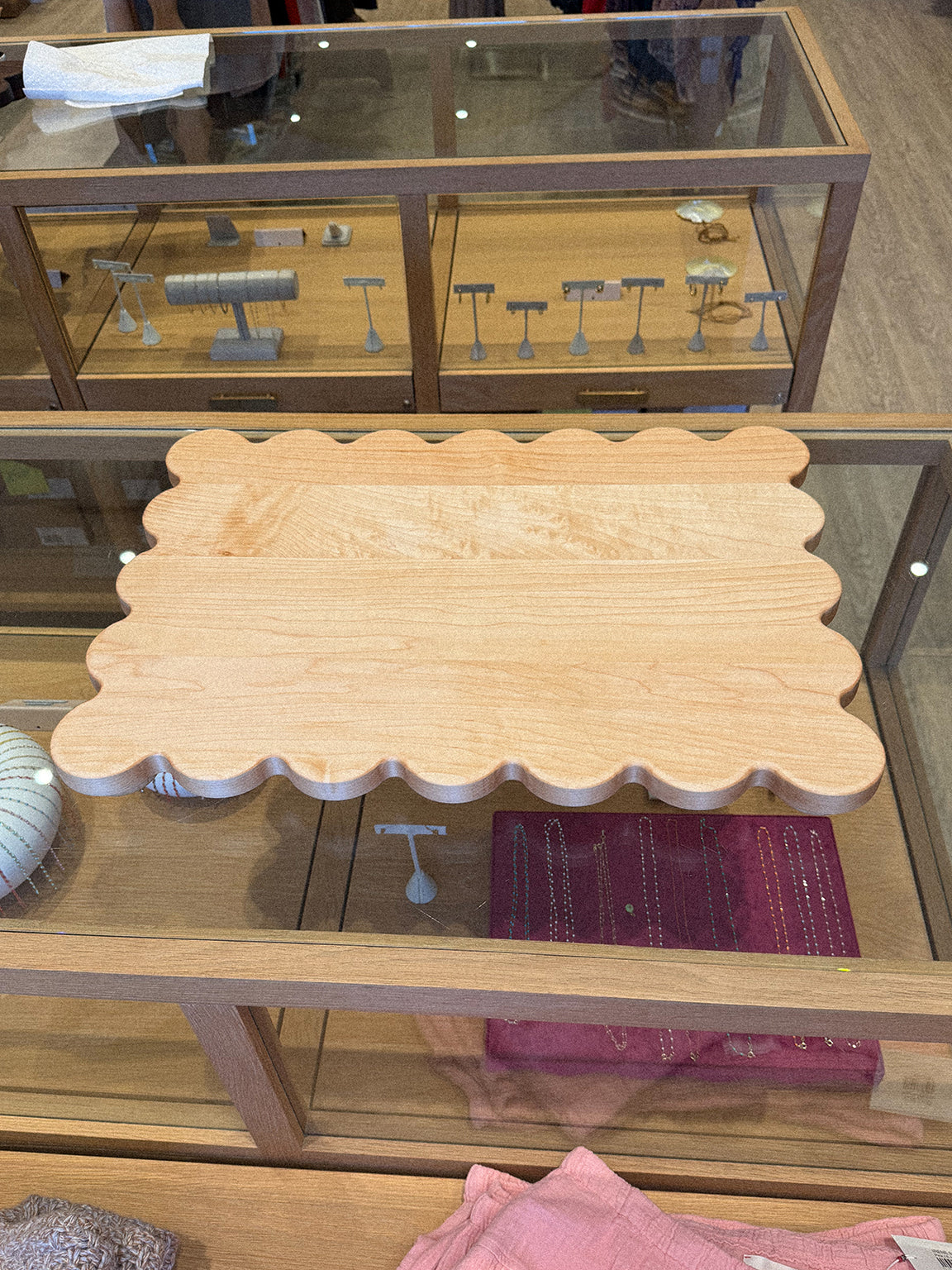 SCALLOPED SERVING BOARD IN MAPLE