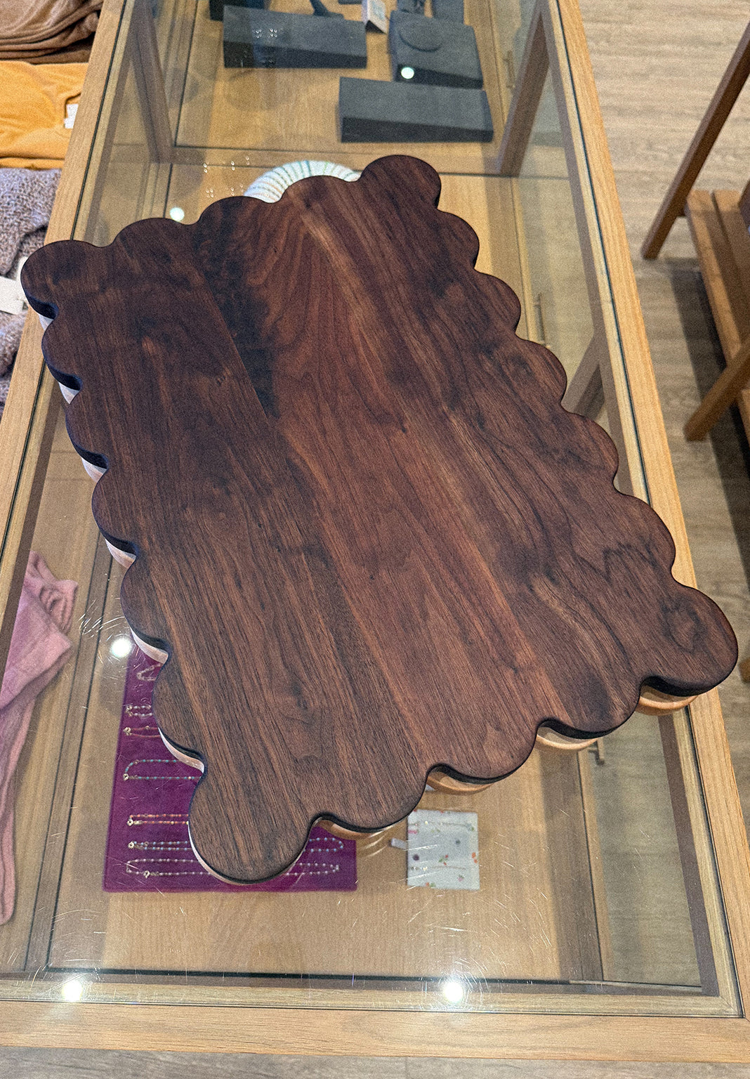 SCALLOPED SERVING BOARD IN WALNUT