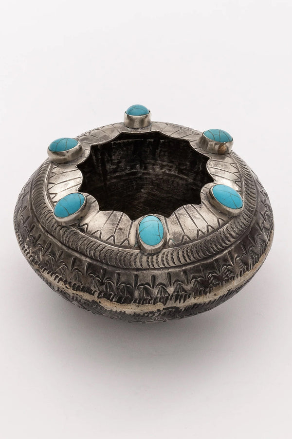 SILVER STAMPED SCALLOPED POT WITH TURQUOSIE